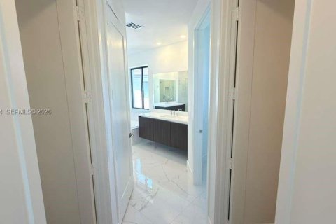 Villa ou maison à louer à Miami, Floride: 5 chambres, 382.66 m2 № 2255677 - photo 11