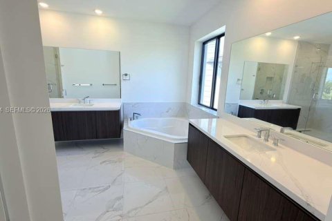 Villa ou maison à louer à Miami, Floride: 5 chambres, 382.66 m2 № 2255677 - photo 12