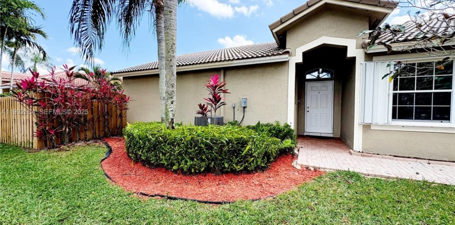 House in Weston, Florida 3 bedrooms, 150.04 sq.m. № 1994469