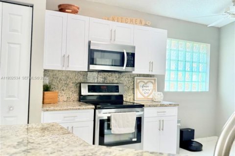 House in Weston, Florida 3 bedrooms, 150.04 sq.m. № 1994469 - photo 2