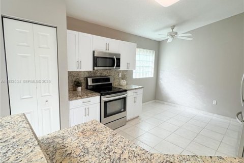 House in Weston, Florida 3 bedrooms, 150.04 sq.m. № 1994469 - photo 4