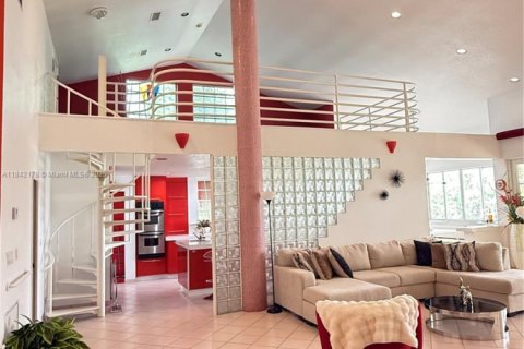 Villa ou maison à vendre à Hialeah, Floride: 4 chambres, 296.36 m2 № 1872260 - photo 2