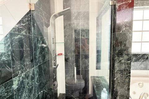 Villa ou maison à vendre à Hialeah, Floride: 4 chambres, 296.36 m2 № 1872260 - photo 19