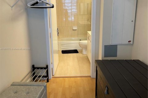 Copropriété à louer à Miami, Floride: 2 chambres, 97.36 m2 № 1683527 - photo 10