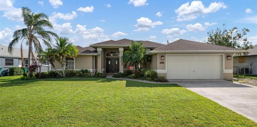 House in Port Charlotte, Florida 3 bedrooms, 199.46 sq.m. № 2092190