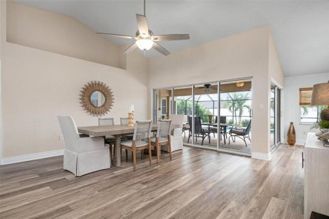 House in Port Charlotte, Florida 3 bedrooms, 199.46 sq.m. № 2092190 - photo 5