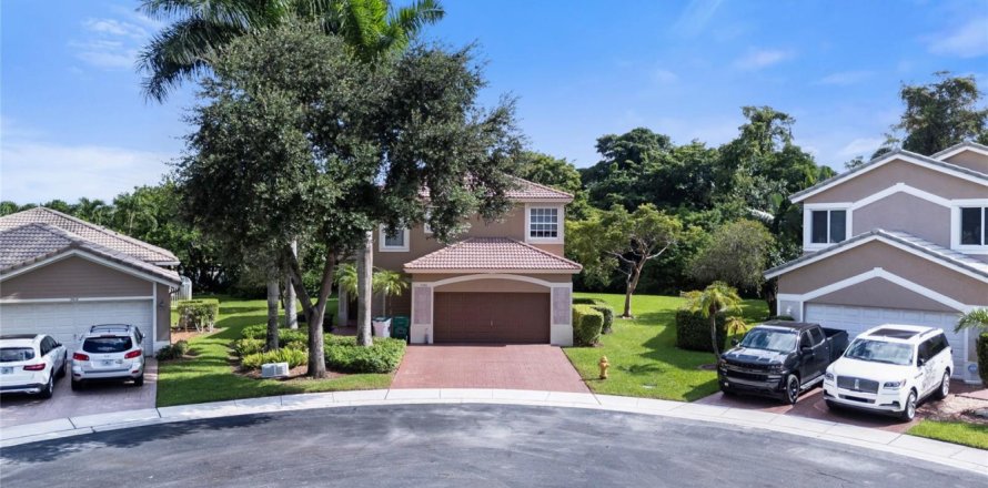House in Parkland, Florida 4 bedrooms, 234.21 sq.m. № 2251647