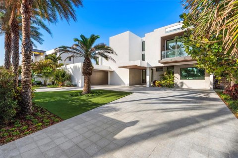 House in Golden Beach, Florida 6 bedrooms, 711.35 sq.m. № 1867844 - photo 4