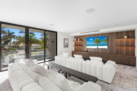 House in Golden Beach, Florida 6 bedrooms, 711.35 sq.m. № 1867844 - photo 24