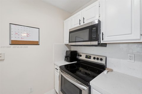 Купить кондоминиум в Майами, Флорида 2 спальни, 95.41м2, № 2432827 - фото 9