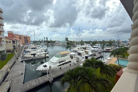 Adosado en alquiler en Madeira Beach, Florida, 3 dormitorios, 203.46 m2 № 1916438 - foto 13