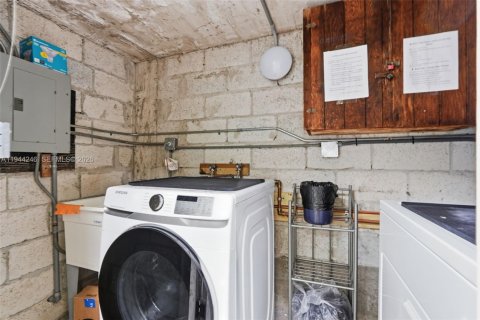 Condo in Bay Harbor Islands, Florida, 2 bedrooms  № 2001645 - photo 25