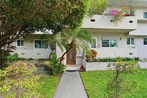 Condo in Bay Harbor Islands, Florida, 2 bedrooms  № 2001645