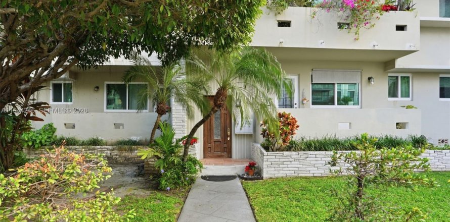 Condo in Bay Harbor Islands, Florida, 2 bedrooms  № 2001645