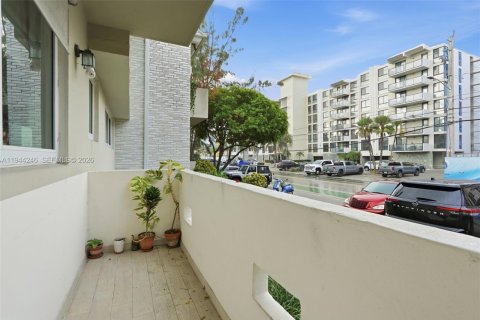 Condo in Bay Harbor Islands, Florida, 2 bedrooms  № 2001645 - photo 5