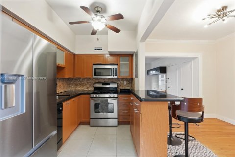 Condo in Bay Harbor Islands, Florida, 2 bedrooms  № 2001645 - photo 11