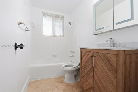 Condo in Bay Harbor Islands, Florida, 2 bedrooms  № 2001645 - photo 19