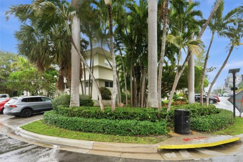 Condo in Bay Harbor Islands, Florida, 2 bedrooms  № 2001645 - photo 27