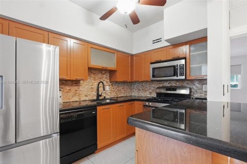 Condo in Bay Harbor Islands, Florida, 2 bedrooms  № 2001645 - photo 13