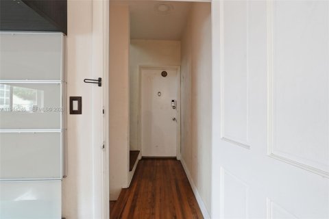 Condo in Bay Harbor Islands, Florida, 2 bedrooms  № 2001645 - photo 18