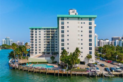 Condo in Bay Harbor Islands, Florida, 1 bedroom  № 1934258 - photo 13