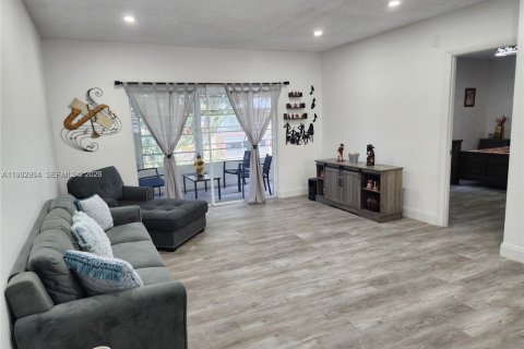 Купить кондоминиум в Маргит, Флорида 2 спальни, 91.97м2, № 2049838 - фото 7