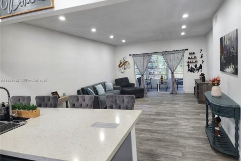 Кондоминиум с 2 спальнями в Маргит, Флорида № 2049838