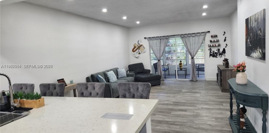 Кондоминиум с 2 спальнями в Маргит, Флорида № 2049838