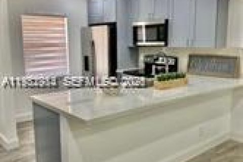 Купить кондоминиум в Маргит, Флорида 2 спальни, 91.97м2, № 2049838 - фото 3