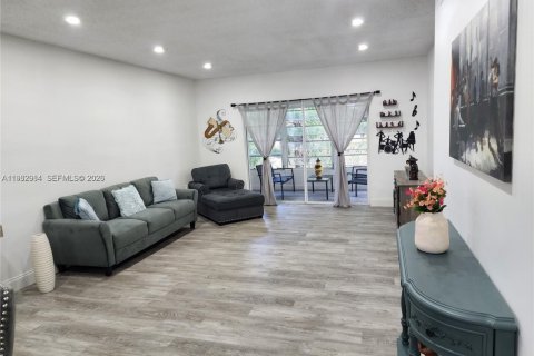 Купить кондоминиум в Маргит, Флорида 2 спальни, 91.97м2, № 2049838 - фото 2