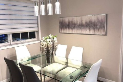 Condominio en venta en Pembroke Pines, Florida, 2 dormitorios, 104.98 m2 № 1984527 - foto 10