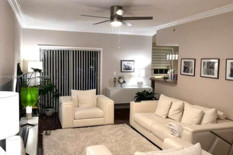 Condominio en venta en Pembroke Pines, Florida, 2 dormitorios, 104.98 m2 № 1984527 - foto 2