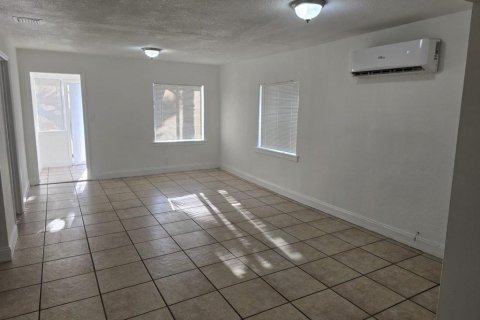 House in Miami, Florida 4 bedrooms, 92.44 sq.m. № 2247611 - photo 5