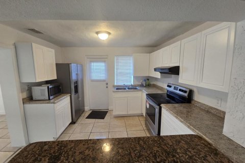 House in Miami, Florida 4 bedrooms, 92.44 sq.m. № 2247611 - photo 12