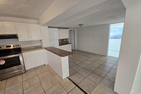 House in Miami, Florida 4 bedrooms, 92.44 sq.m. № 2247611 - photo 11
