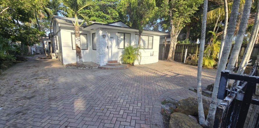 House in Miami, Florida 4 bedrooms, 92.44 sq.m. № 2247611