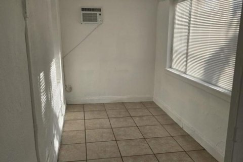 House in Miami, Florida 4 bedrooms, 92.44 sq.m. № 2247611 - photo 6