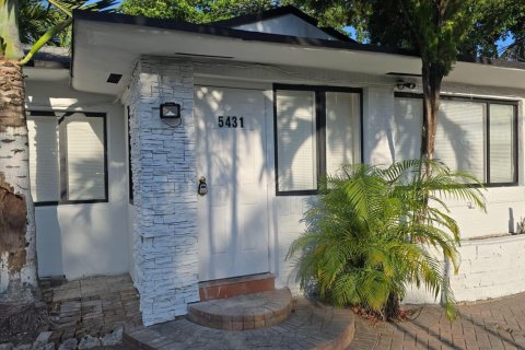 House in Miami, Florida 4 bedrooms, 92.44 sq.m. № 2247611 - photo 3