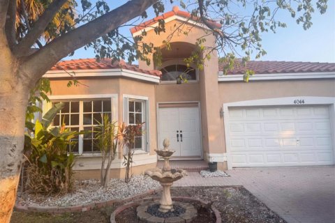 House in Coconut Creek, Florida 3 bedrooms, 174.66 sq.m. № 2192028