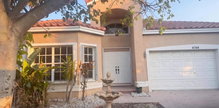 House in Coconut Creek, Florida 3 bedrooms, 174.66 sq.m. № 2192028