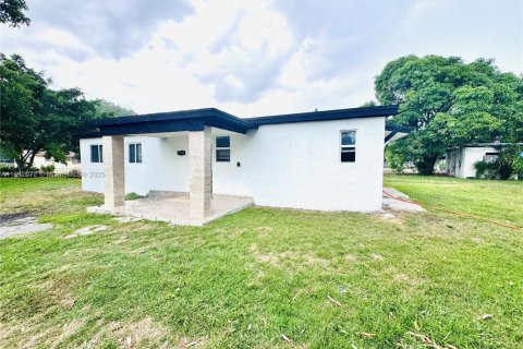 Villa ou maison à vendre à Miami, Floride: 4 chambres, 110.37 m2 № 1890270 - photo 4