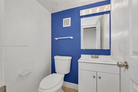 Townhouse in Fort Lauderdale, Florida 2 bedrooms, 107.02 sq.m. № 1943323 - photo 19