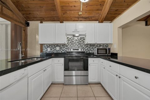 Townhouse in Fort Lauderdale, Florida 2 bedrooms, 107.02 sq.m. № 1943323 - photo 1