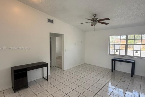 Touwnhouse à louer à Hialeah, Floride: 2 chambres, 94.76 m2 № 1653144 - photo 7