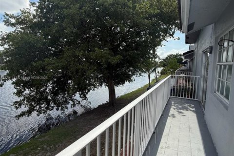 Touwnhouse à louer à Hialeah, Floride: 2 chambres, 94.76 m2 № 1653144 - photo 12