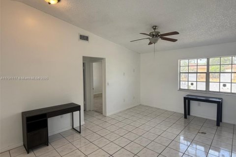 Touwnhouse à louer à Hialeah, Floride: 2 chambres, 94.76 m2 № 1653144 - photo 10