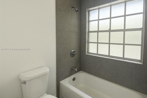 Touwnhouse à louer à Hialeah, Floride: 2 chambres, 94.76 m2 № 1653144 - photo 2