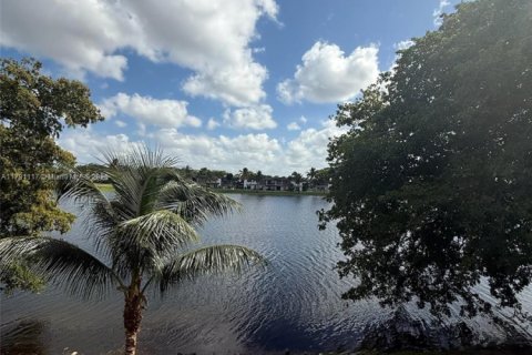 Touwnhouse à louer à Hialeah, Floride: 2 chambres, 94.76 m2 № 1653144 - photo 1