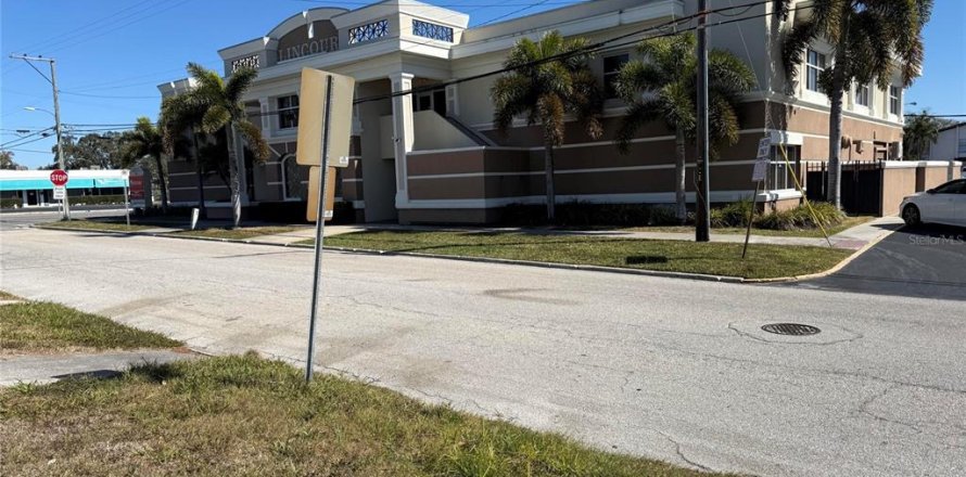 Commercial property in Clearwater, Florida 52.21 sq.m. № 2218121