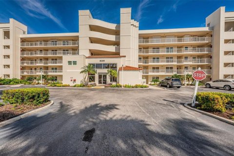 Condominio en alquiler en Saint Petersburg, Florida, 2 dormitorios, 106.84 m2 № 1678406 - foto 1